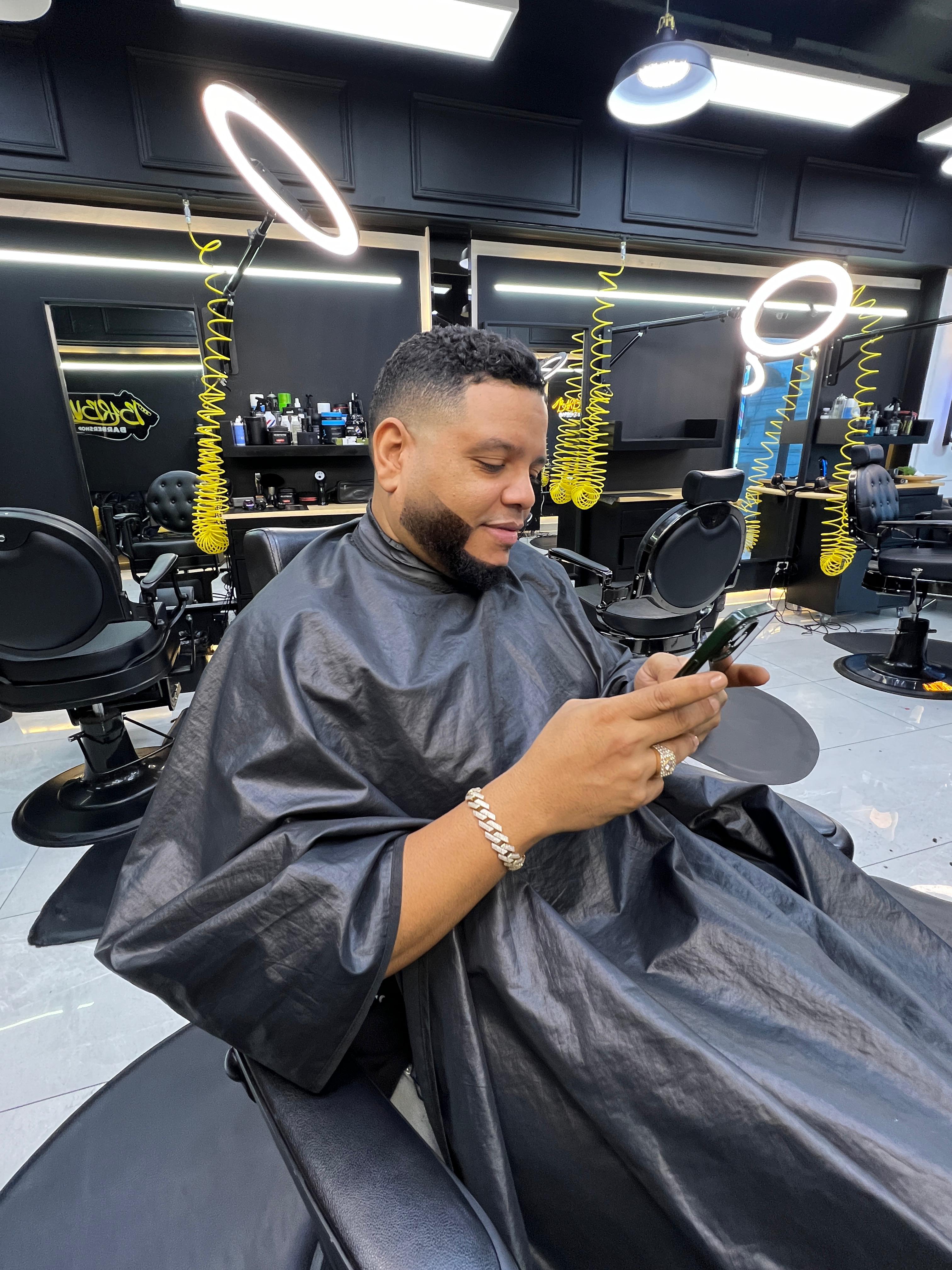 Cliente en la silla de Barbudo Barbershop